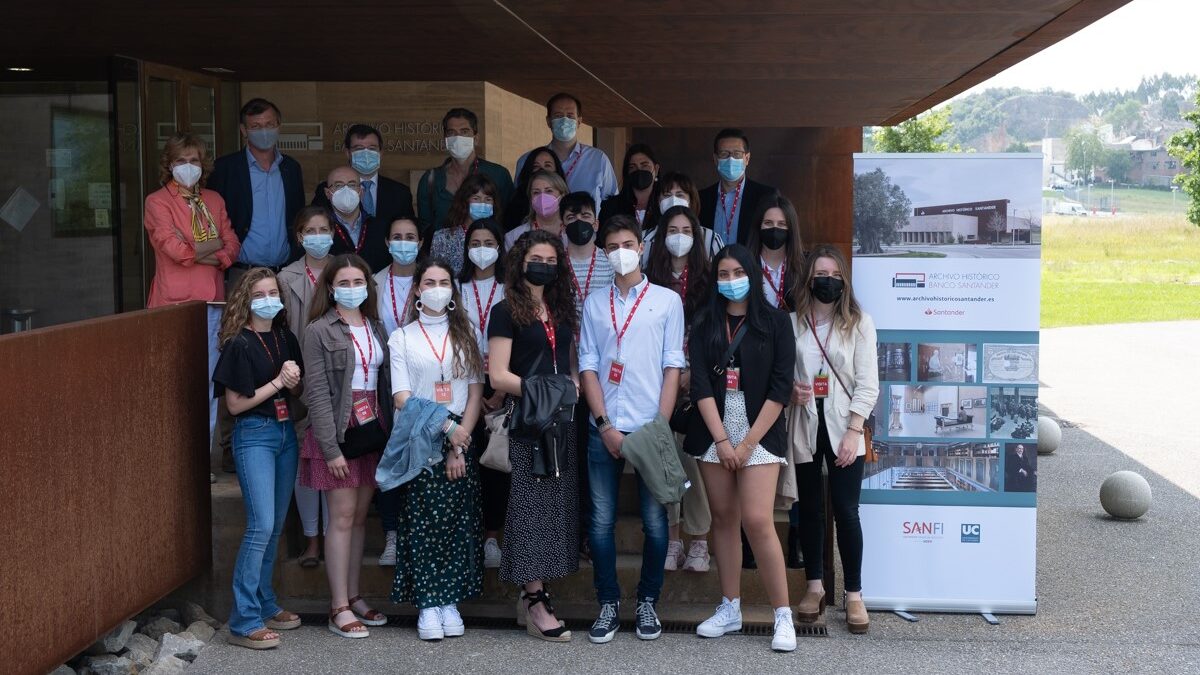 Miembros de la comunidad universitaria de la UC visitan el Archivo Histórico Banco Santander
