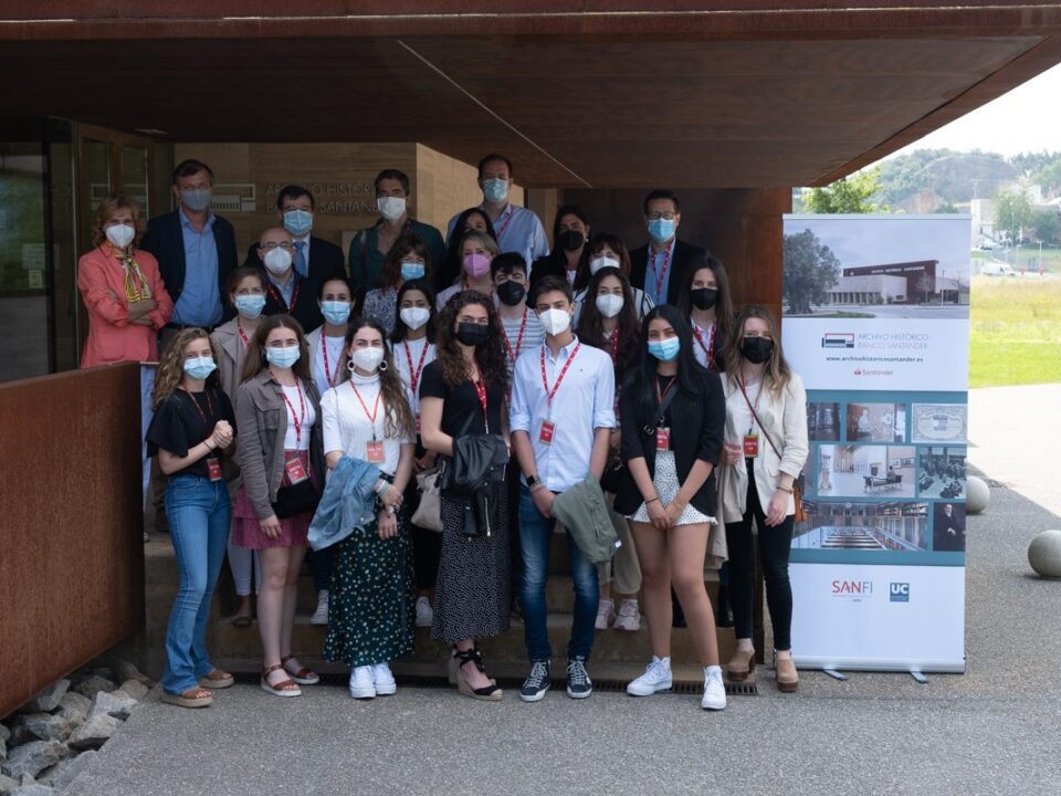 Miembros de la comunidad universitaria de la UC visitan el Archivo Histórico Banco Santander