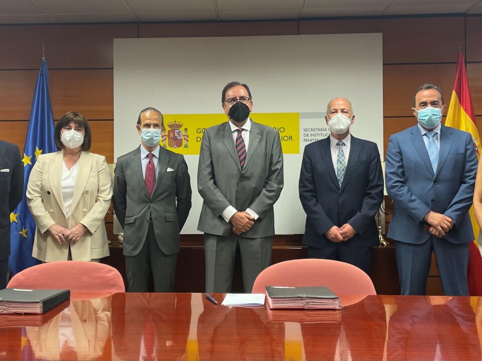 Firma del convenio en la sede de Instituciones Penitenciarias