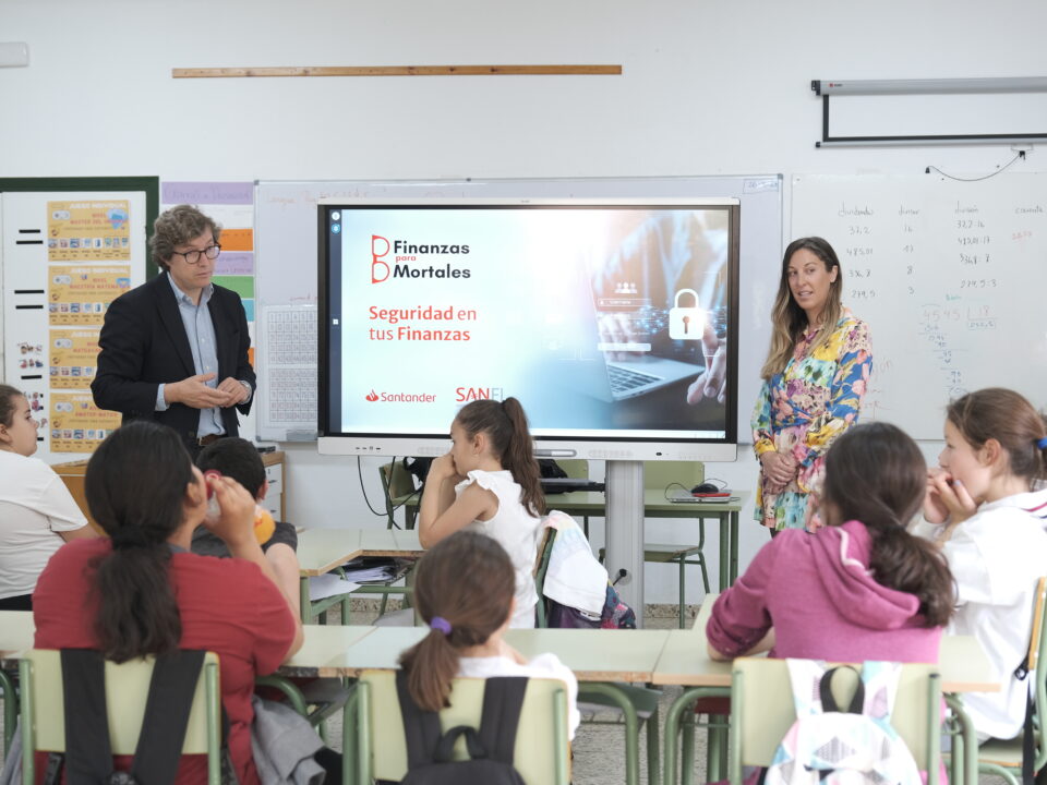 Francisco Artime, voluntario de 'Finanzas para Mortales', durante una sesión de educación financiera.